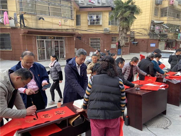 城投集團送福送春聯,社區公益活動暖人心